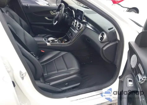 2015 Mercedes-Benz C 300 4Matic z USA, uszkodzony, nr VIN 55SWF4KB1FU081467